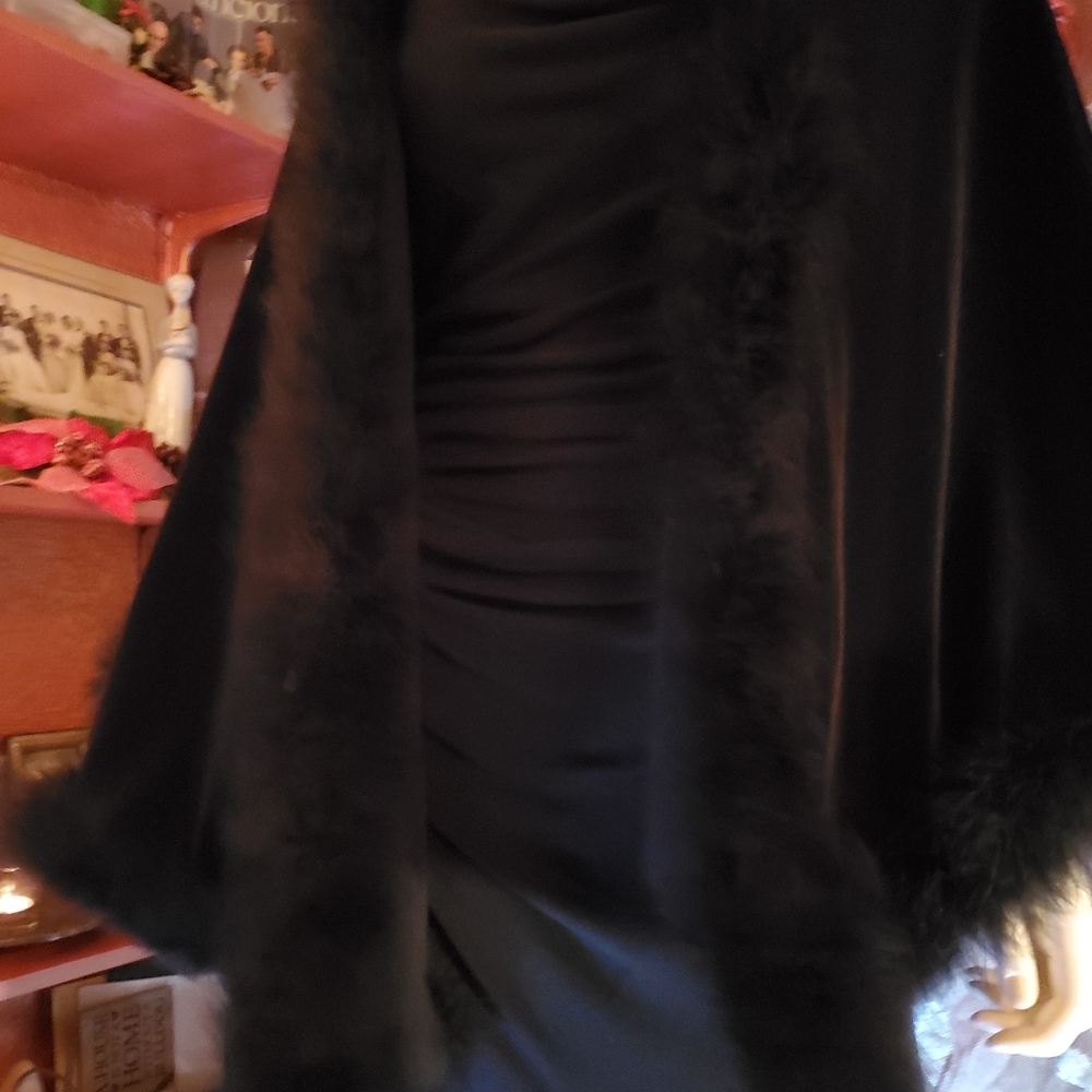 🖤Black Velvet Cape with Marabou feathers 🖤 - Picture 9 of 16